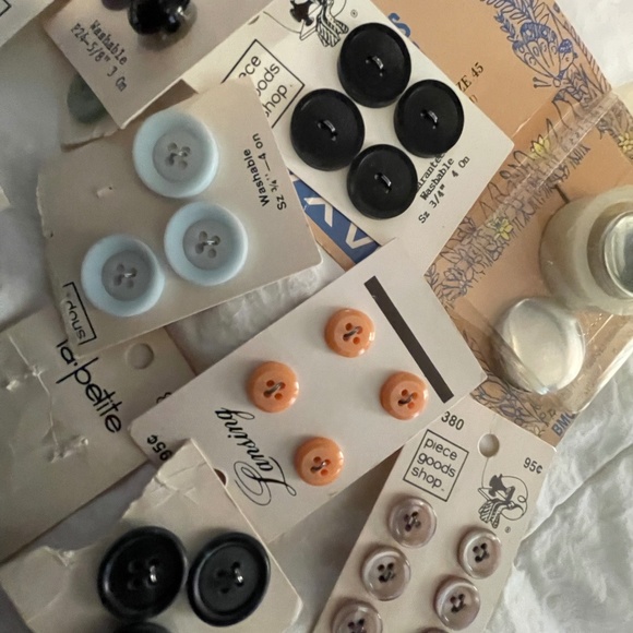 Buttons - Picture 4 of 7